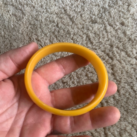 1950s Oblong Egg Yolk Bakelite Bangle - Picture 4 of 4